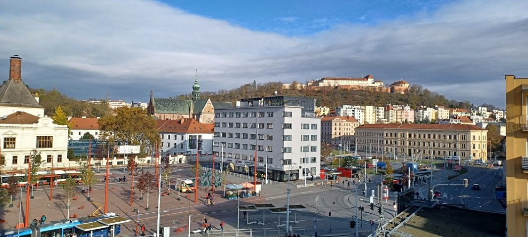 V zastoupení majitele nabízíme byt v osobním vlastnictví o dispozici 3+1 s balkonem o výměře 66m2 na